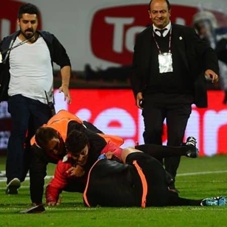 Adepto do Fenerbahçe ataca em direto dirigente do Galatasaray